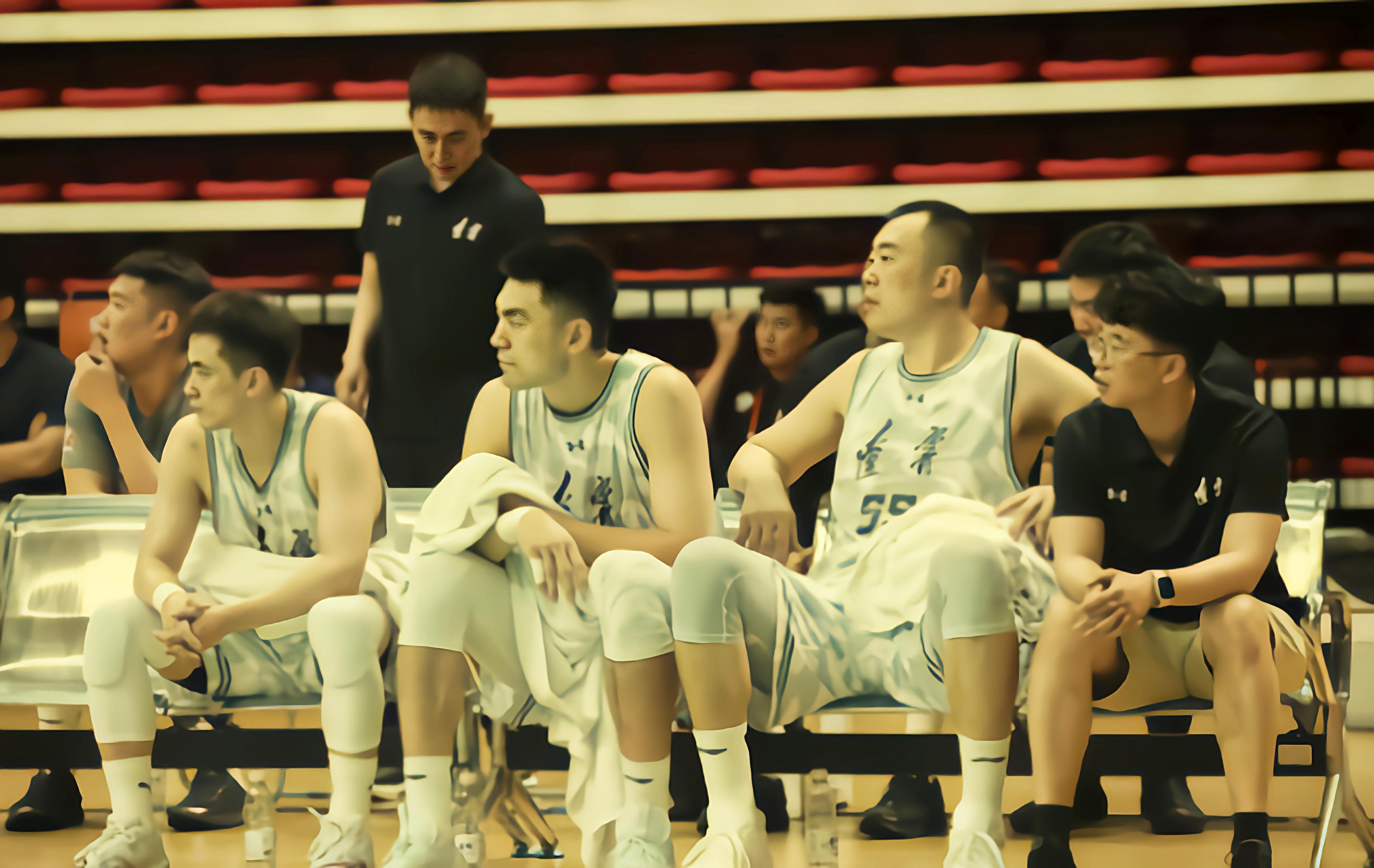 河南男篮团结一致，紧密合作战胜对手