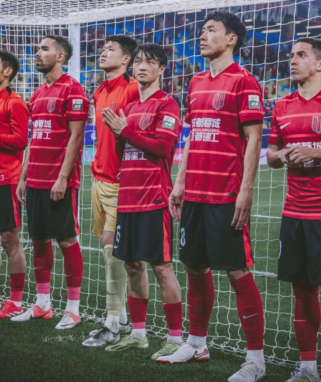 成都队在比赛中展现实力，轻松过关