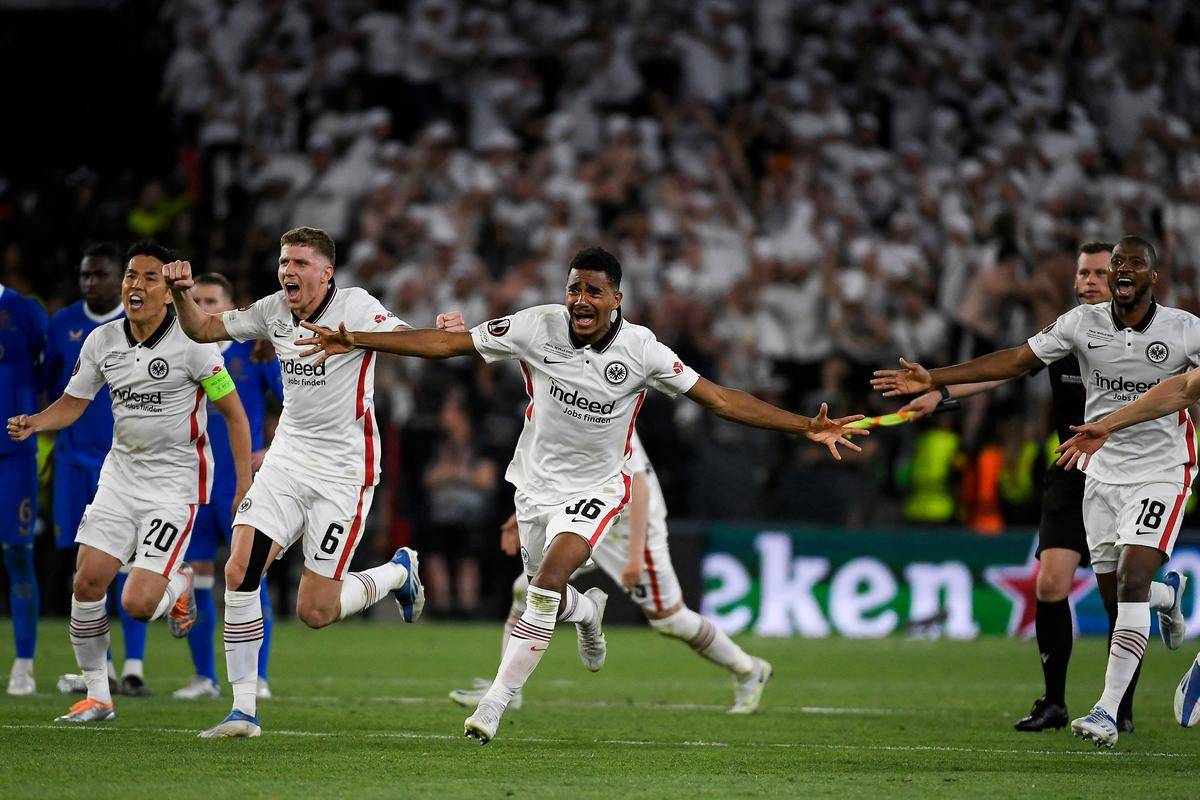 关于法兰克福主场惜败，跌至中游位置的信息