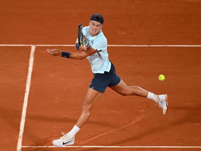 意大利网球队鏖战美国网球队，兹维列夫制霸全场的简单介绍