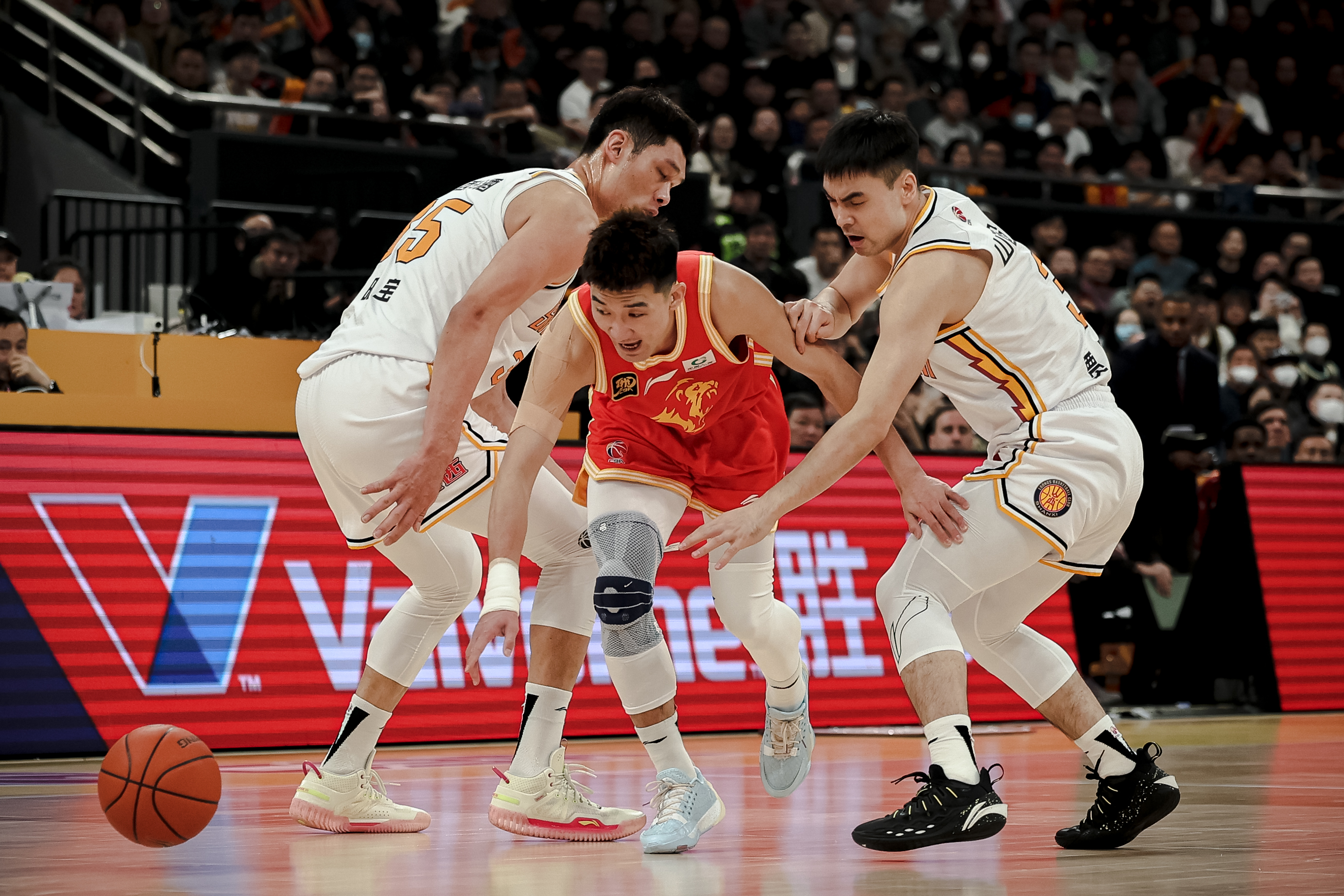 山西篮球队气势如虹，夺得关键胜利