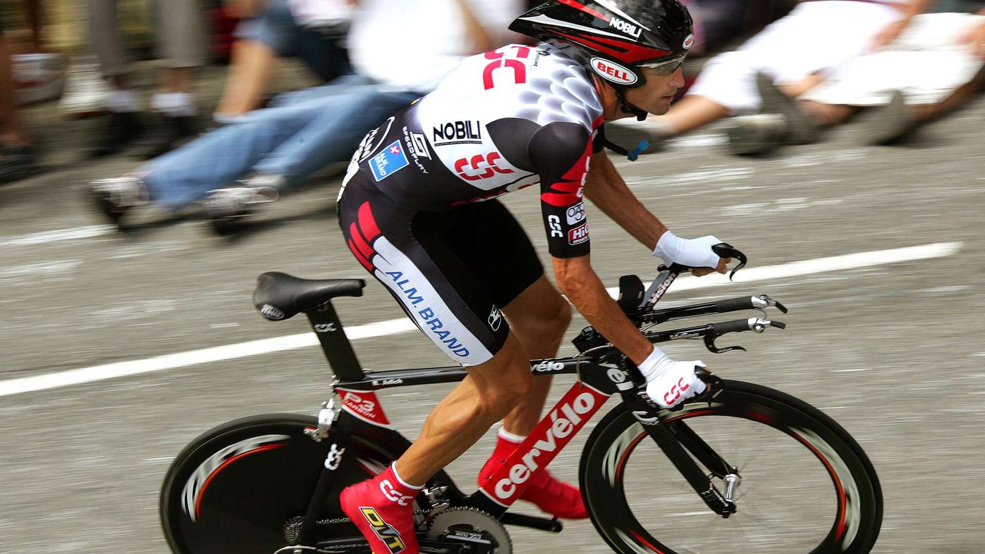 当足球与F1在奇迹之夜交汇，里昂翻盘埃及，卡马文加在虚拟赛道接管年度争冠